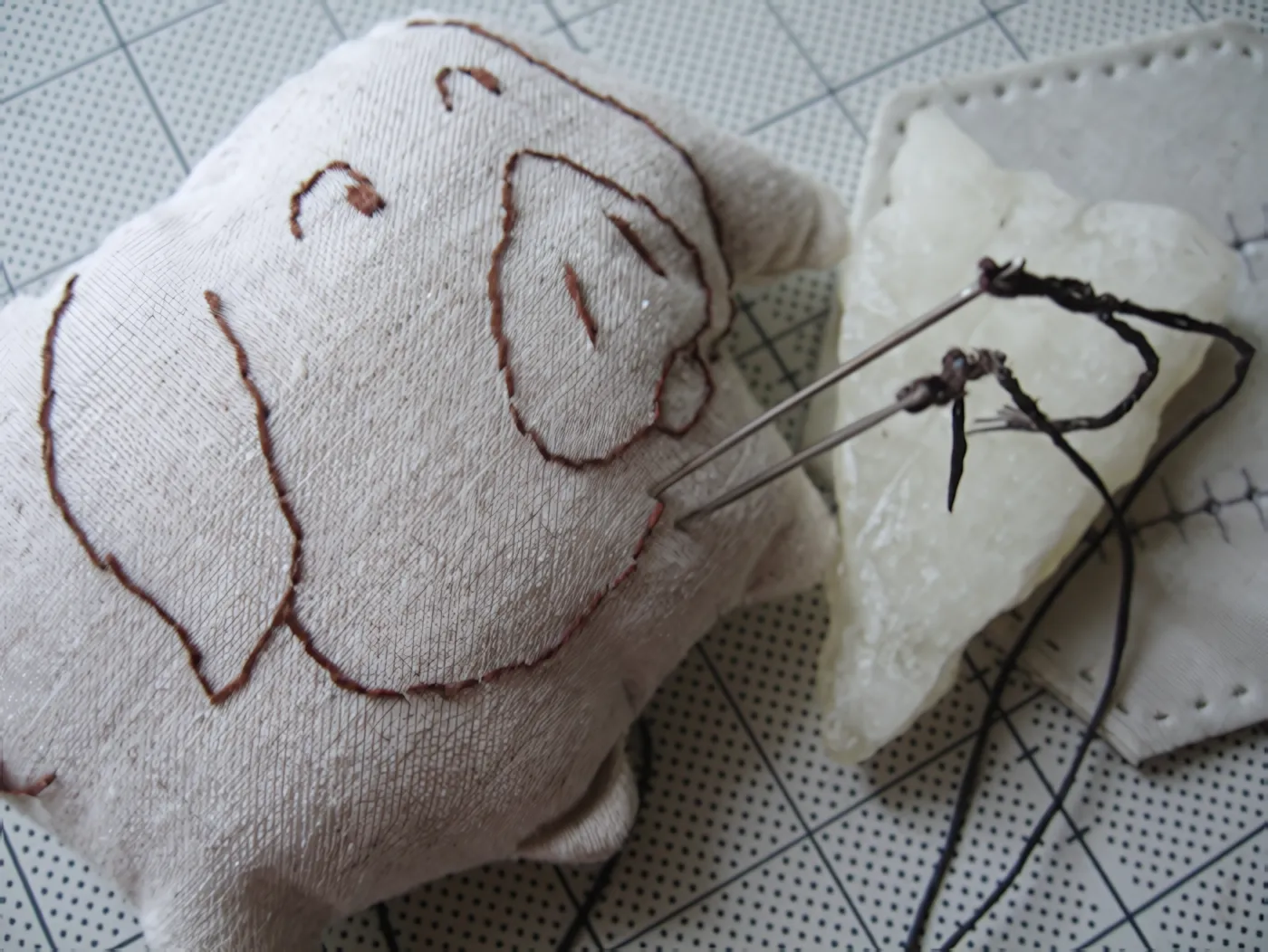 職人の縫製道具と刺繍